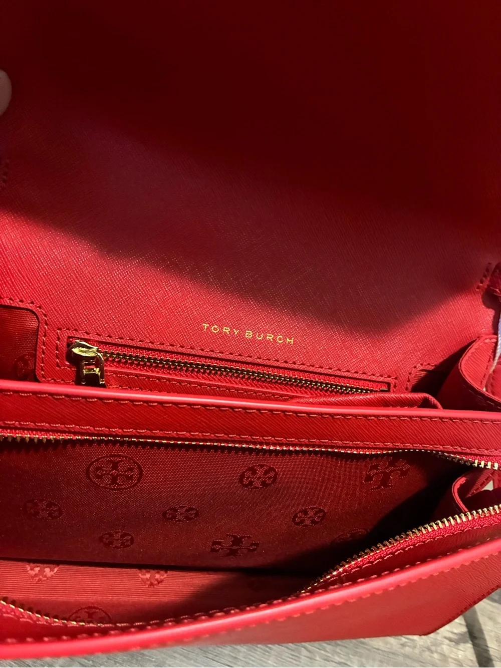 Tory Burch Red Saffiano Crossbody with Gold Logo - Picture 4 of 8